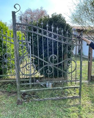 Cancello e cancelletto in ferro battuto lavorato