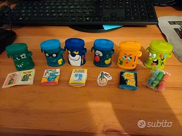 Lotto 11 bidoncini e orologio bidoni 