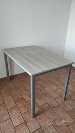 Tavolo grigio chiaro effetto legno