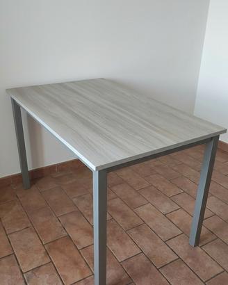 Tavolo grigio chiaro effetto legno