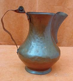 VECCHIA BROCCA CARAFFA IN RAME MARTELLATO H=17 cm.