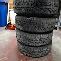 Sett di quattro cerchi con gomme invernali già mon