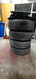Sett di quattro cerchi con gomme invernali già mon