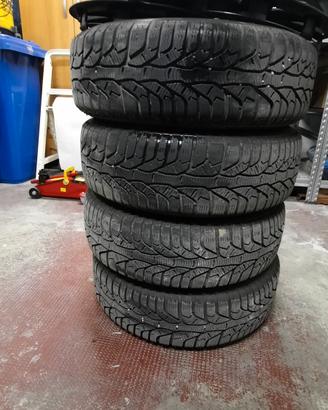 Sett di quattro cerchi con gomme invernali già mon
