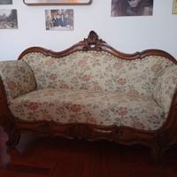 Divanetto antico, in noce intagliato, primi 900