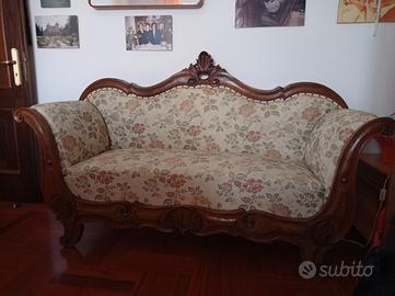 Divanetto antico, in noce intagliato, primi 900
