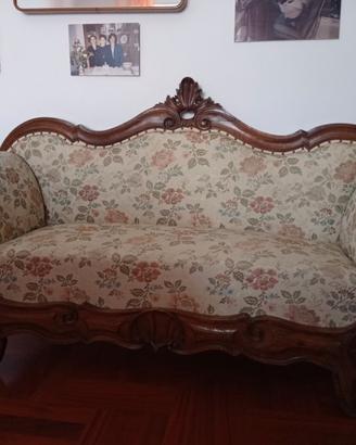 Divanetto antico, in noce intagliato, primi 900