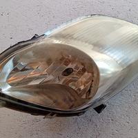 FARO ANTERIORE SINISTRO TOYOTA Yaris Serie 8990276