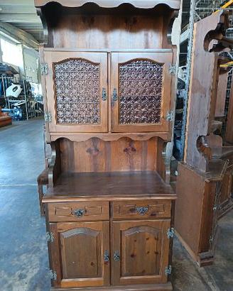 Tavolo e credenze in legno