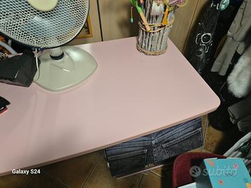scrivania in rosa con 3  cassetti  motivo jeans 
