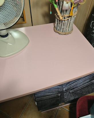 scrivania in rosa con 3  cassetti  motivo jeans 