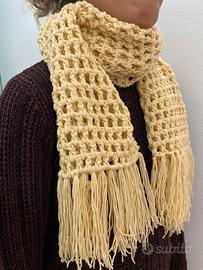 sciarpa / coprispalle fatto a mano di lana giallo