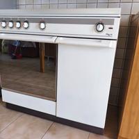 Fornello a 4 fuochi con forno a gas.