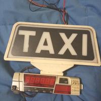 Tassametro e cartello taxi 