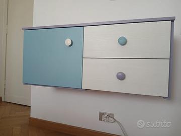 Comò sospeso colorato