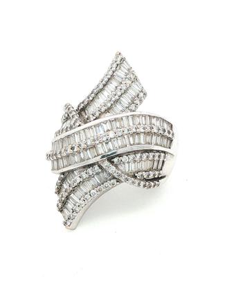 Anello in oro bianco con diamanti baguette