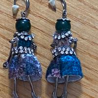 orecchini pendenti a forma di bambolina