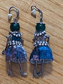 orecchini pendenti a forma di bambolina