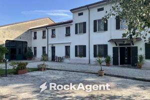 Villa di 420 m² con più di 5 locali e box auto a C