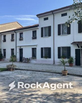 Villa di 420 m² con più di 5 locali e box auto a C