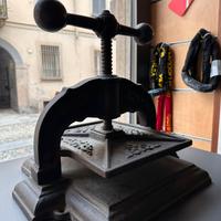 Antica pressa per libri in ghisa