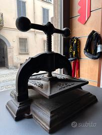 Antica pressa per libri in ghisa