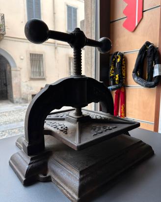 Antica pressa per libri in ghisa