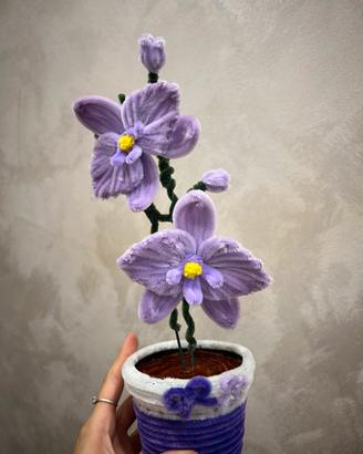 orchidea viola fatta a mano in ciniglia