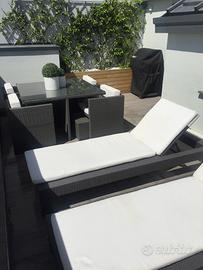 2 lettini prendisole/tavolo con 4 poltrone e pouf