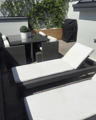 2 lettini prendisole/tavolo con 4 poltrone e pouf
