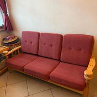 Divano angolare e poltrona in legno massello
