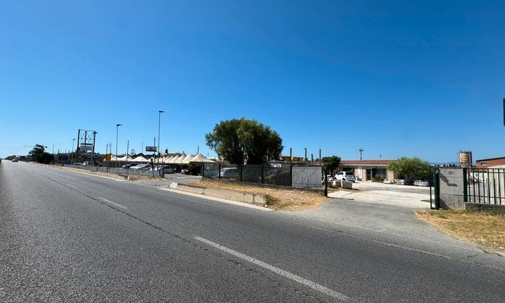 Capannone con piazzale e doppio accesso