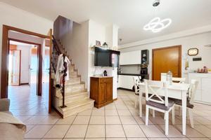 Duplex con doppio terrazzo fronte mare F/145