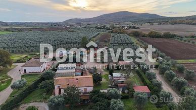 Rustico / Casale di 380 m² con più di 5 locali a C