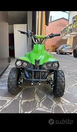Mini quad per bambini con casco