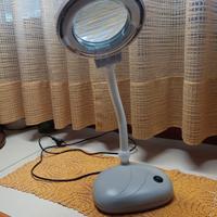 Lampada con lente d'ingrandimento