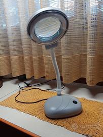 Lampada con lente d'ingrandimento