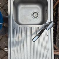 lavandino  con rubinetto