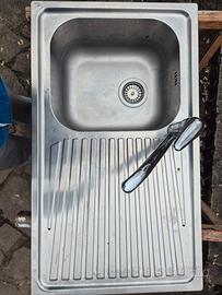 lavandino  con rubinetto