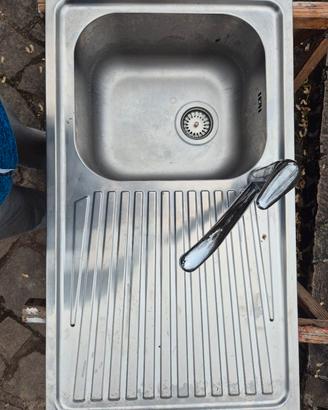 lavandino  con rubinetto