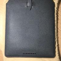 Burberry iPad case in pelle grigia