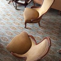 Due poltrone in legno e velluto