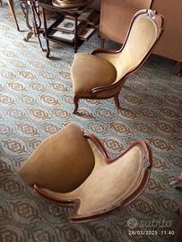 Due poltrone in legno e velluto