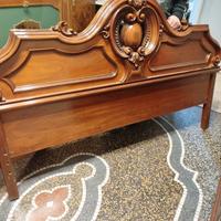 spalliera letto in legno con decoro matrimoniale