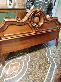 spalliera letto in legno con decoro matrimoniale