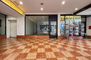 NEGOZIO A DESENZANO DEL GARDA