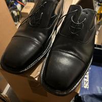 Scarpe nere in cuoio nuove