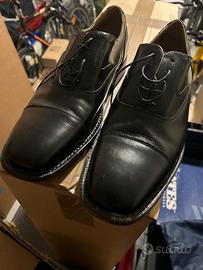 Scarpe nere in cuoio nuove