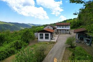 Rustico / Casale di 700 m² con più di 5 locali e b