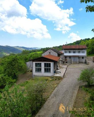 Rustico / Casale di 700 m² con più di 5 locali e b